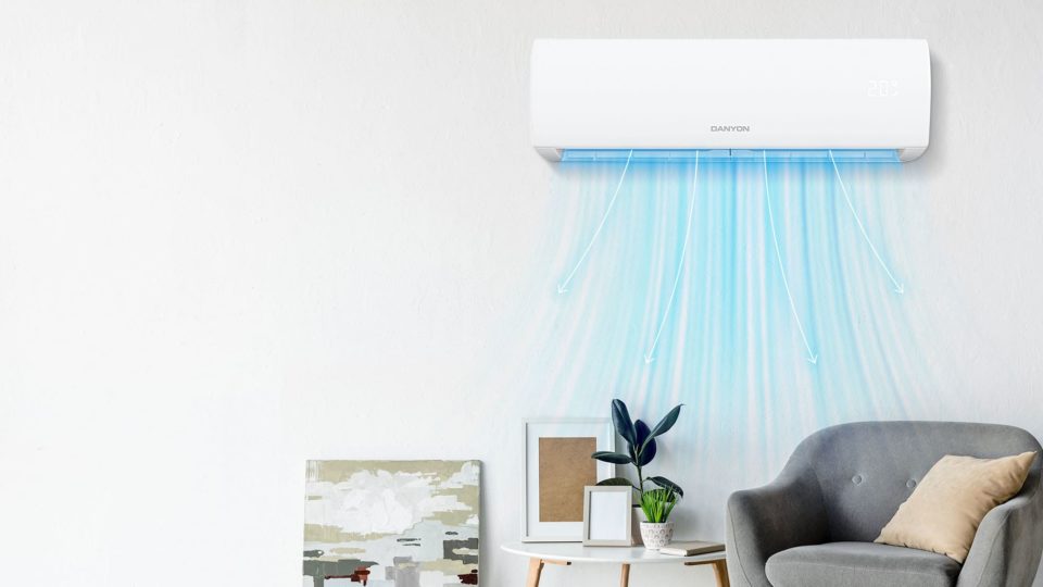 Kühle Luft aus Klimaanlage an Wohnzimmerwand