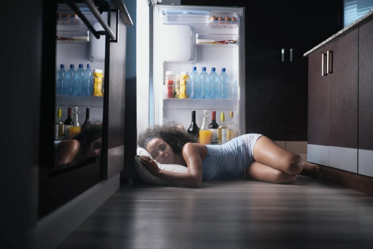 Blog - Junge Frau an Kühlschrank