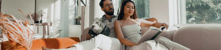 Junge Familie mit Hund auf der Couch