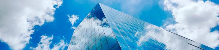 Verglastes Firmengebäude mit Himmel