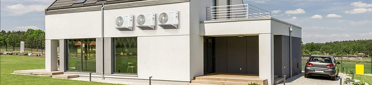 Mehrfamilienhaus mit drei Klimaanlagen an der Fassade