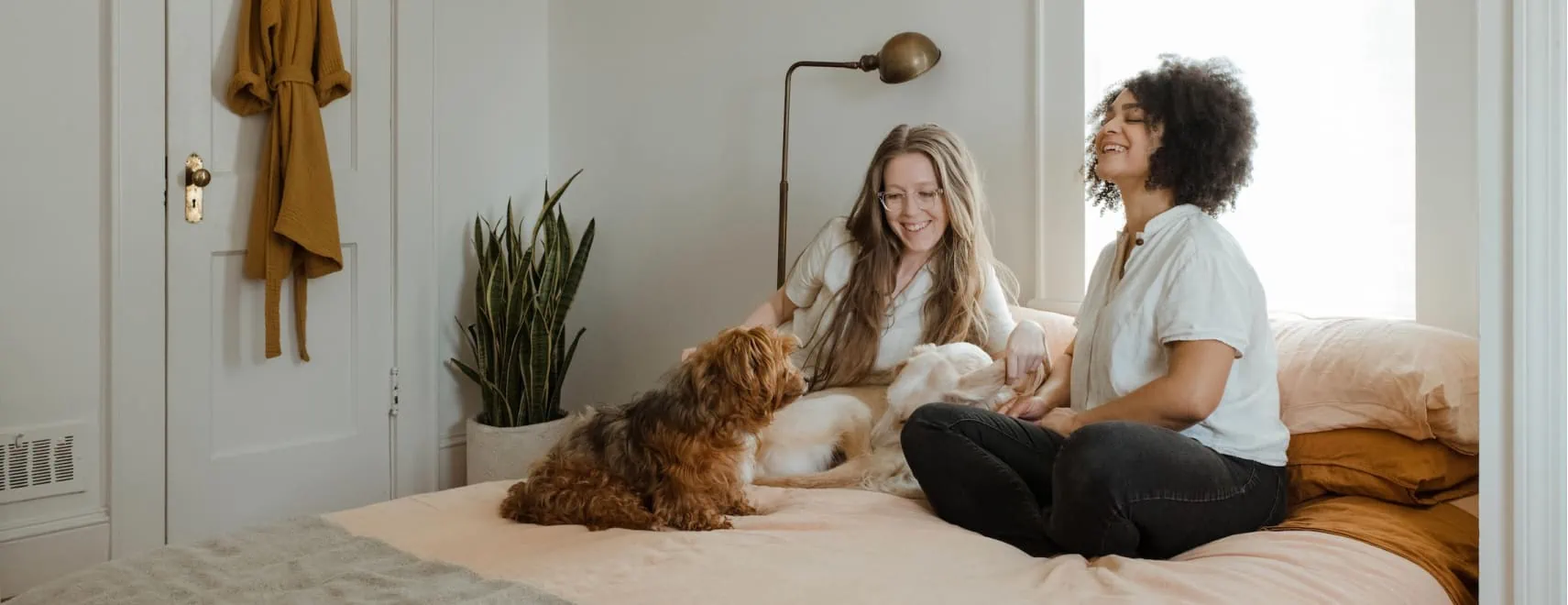 Lachende Frauen mit einem Hund