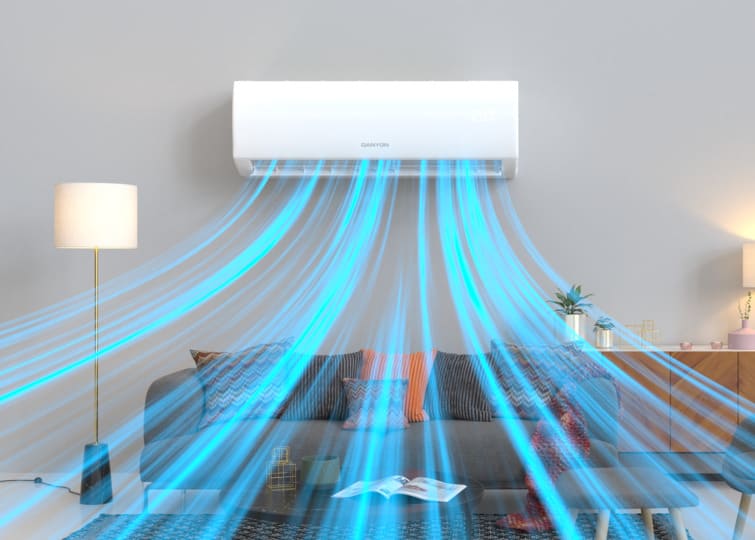 Inneneinheit der Klimaanlage mit Luft über der Couch