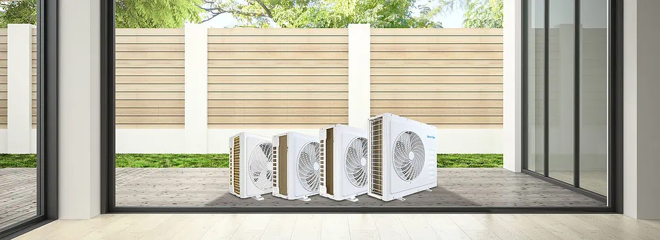 Verschiedene Außengeräte der Klimaanlage auf Terrasse