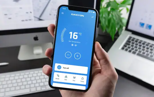 Smartphone mit DANYON® Smart Control App zur Temperaturregelung einer Klimaanlage.