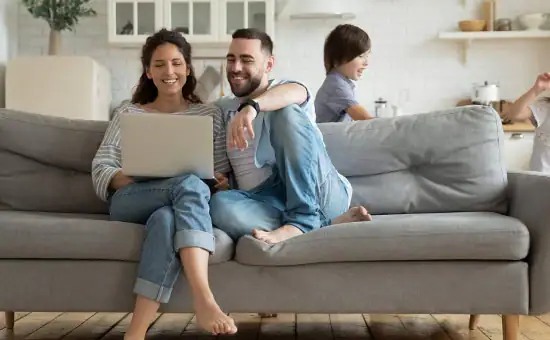 Moderne DANYON® Klimaanlage im Wohnzimmer sorgt für angenehme Raumtemperatur.